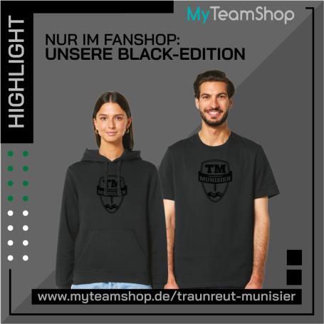 Zwei Personen tragen schwarze T-Shirts mit einem grafischen Logo in der Mitte.