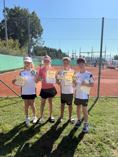 4 Tenniskinder mit Urkunden