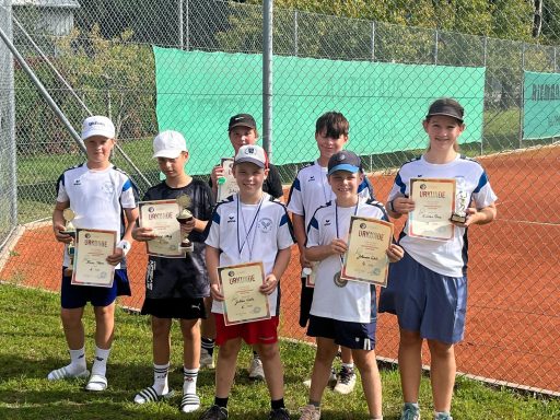 Tennis-Kinder mit Urkunden