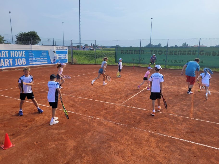Tennis-Kinder auf dem Tennisplatz